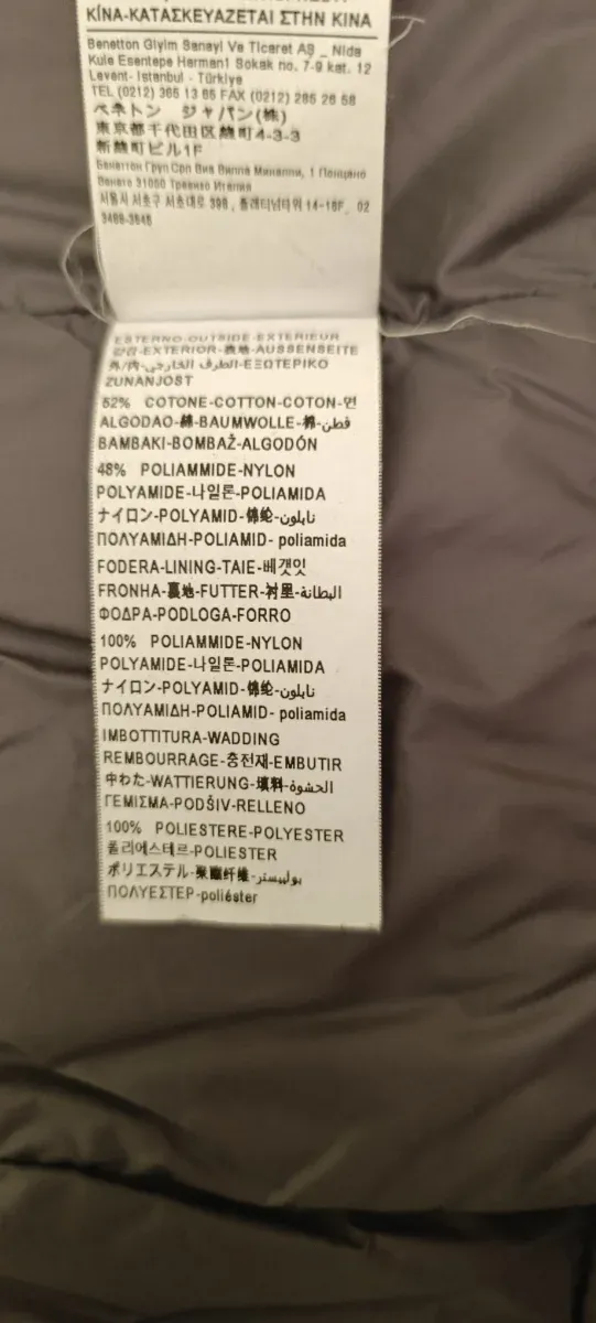 Parka negra impermeable con capucha