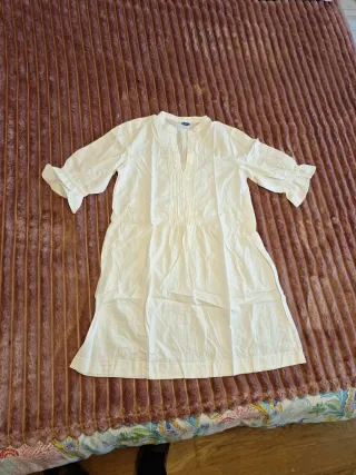 Blusa larga blanca con pliegues