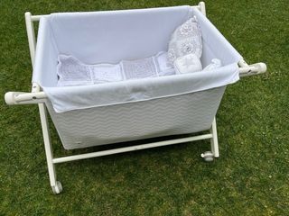 Minicuna con ruedas y estampado zig-zag