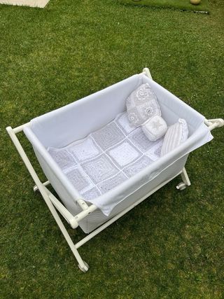 Minicuna con ruedas y estampado zig-zag