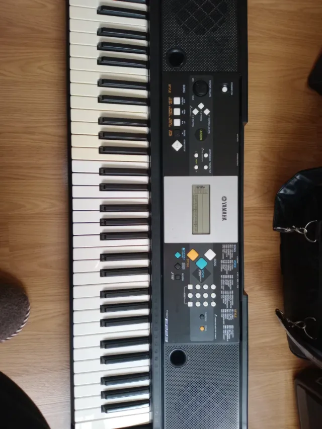 Yamaha PSR E223 Teclado