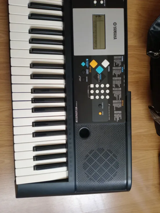 Yamaha PSR E223 Teclado