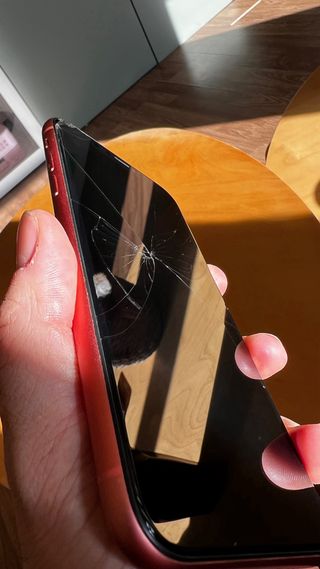 iPhone XR (Schermo Rotto)
