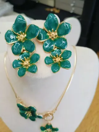 Parure floreale oro e verde