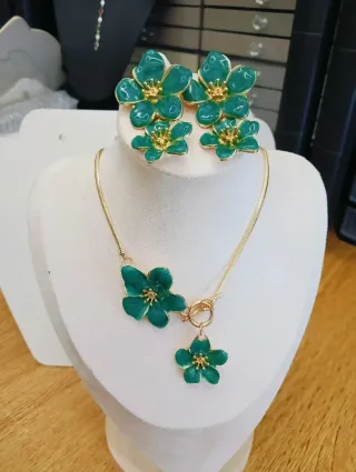 Parure floreale oro e verde