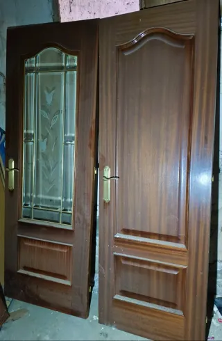 Puertas de madera con cristal y tiradores