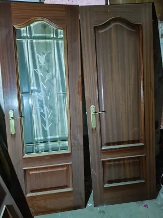 Puertas de madera con cristal y tiradores