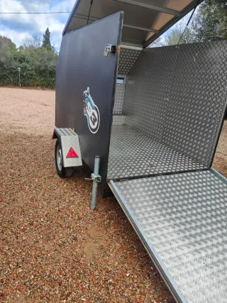 Remolque cerrado con rampa