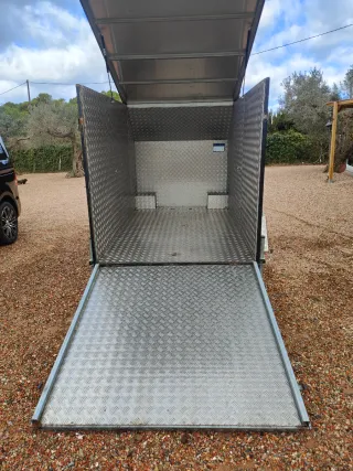 Remolque cerrado con rampa
