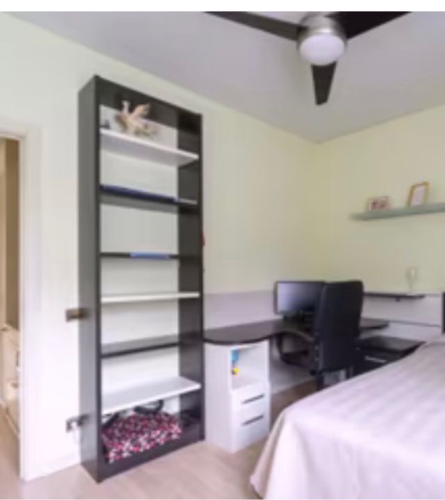 Estante de madeira marrom e branca