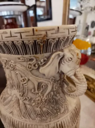 Vaso antico stile indiano con elefanti