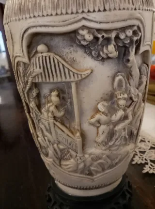 Vaso antico stile indiano con elefanti