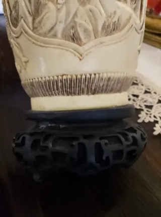 Vaso antico stile indiano con elefanti