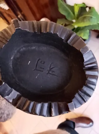 Vaso antico stile indiano con elefanti