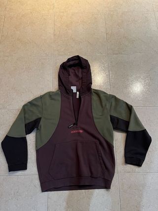 Sudadera Adidas con cremallera y capucha.
