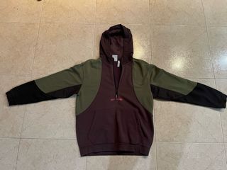 Sudadera Adidas con cremallera y capucha.