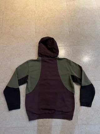 Sudadera Adidas con cremallera y capucha.