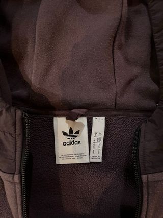 Sudadera Adidas con cremallera y capucha.