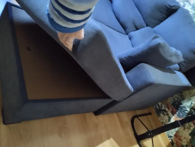 Sofá modular gris con baúl y asiento extraíble