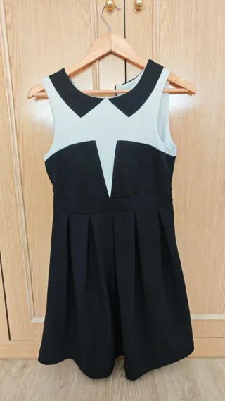 Vestido negro y blanco con cuello Peter Pan