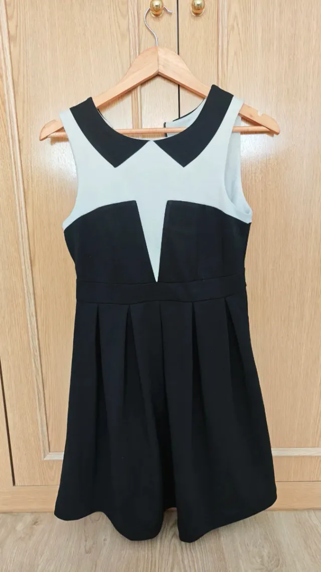 Vestido negro y blanco con cuello Peter Pan