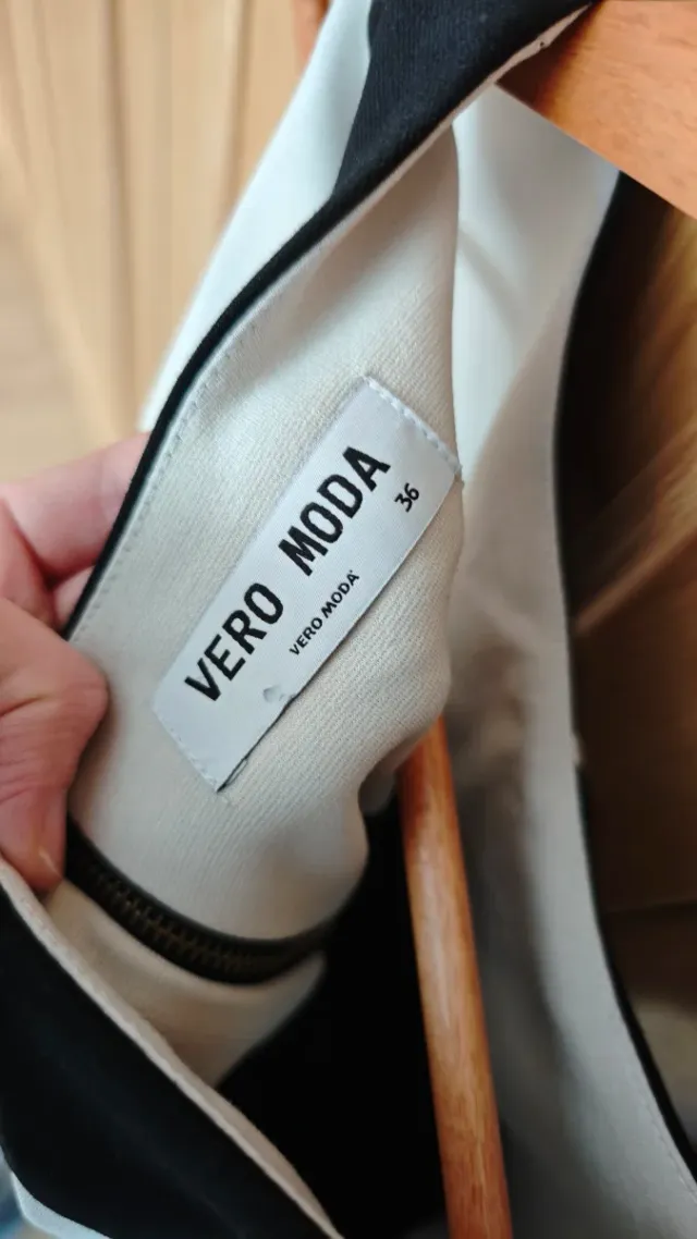 Vestido negro y blanco con cuello Peter Pan