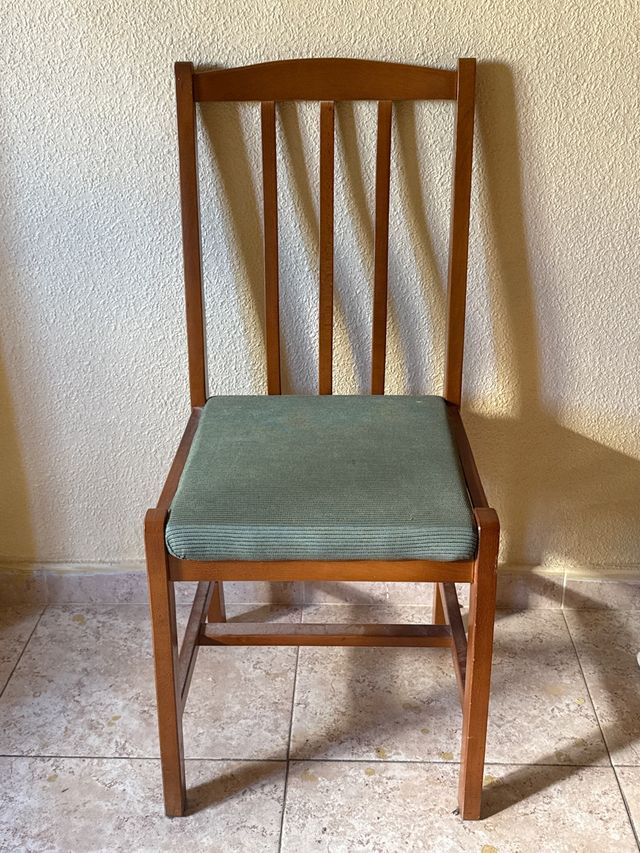 Silla de madera con asiento tapizado