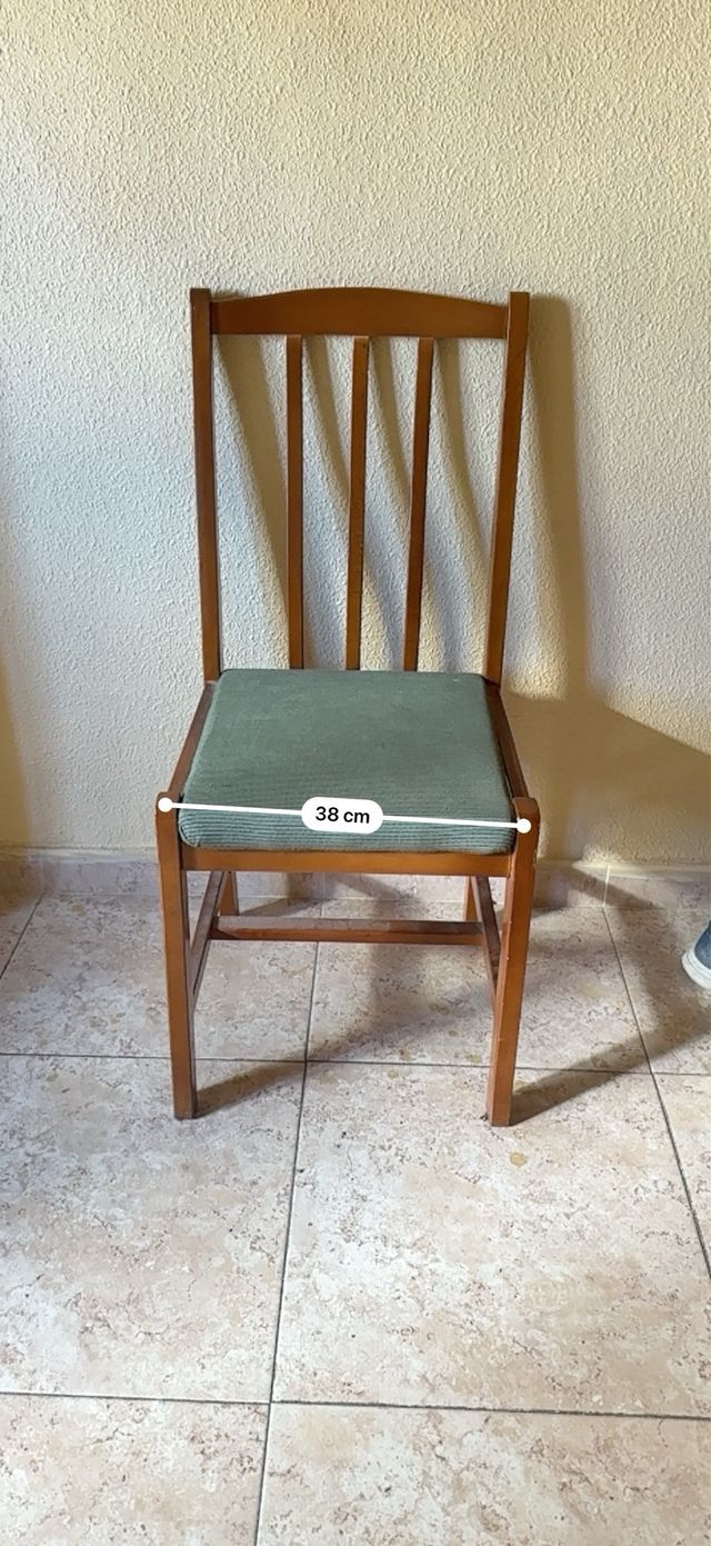 Silla de madera con asiento tapizado