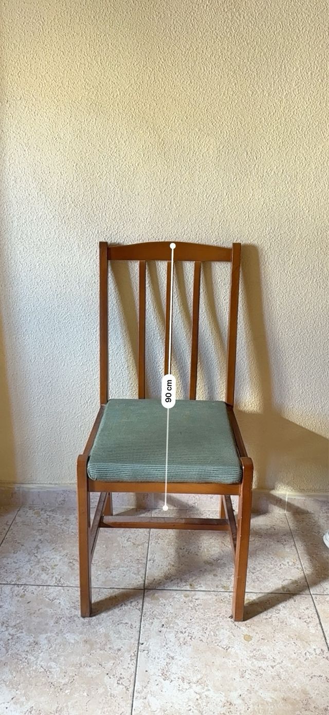 Silla de madera con asiento tapizado