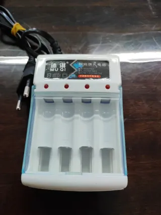 Cargador Muqi AA AAA