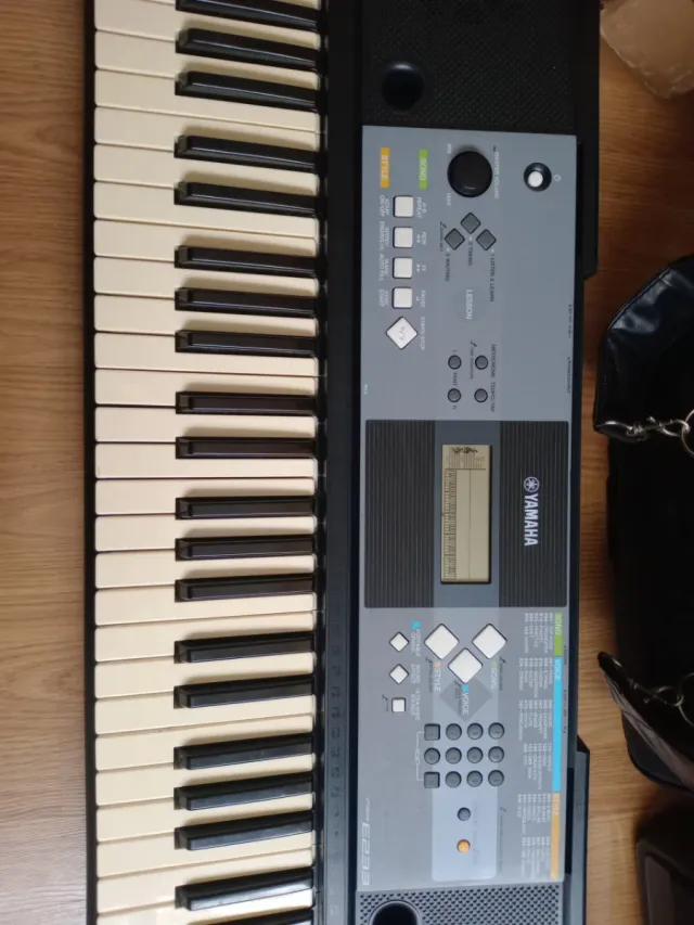 Teclado Yamaha PSR E233