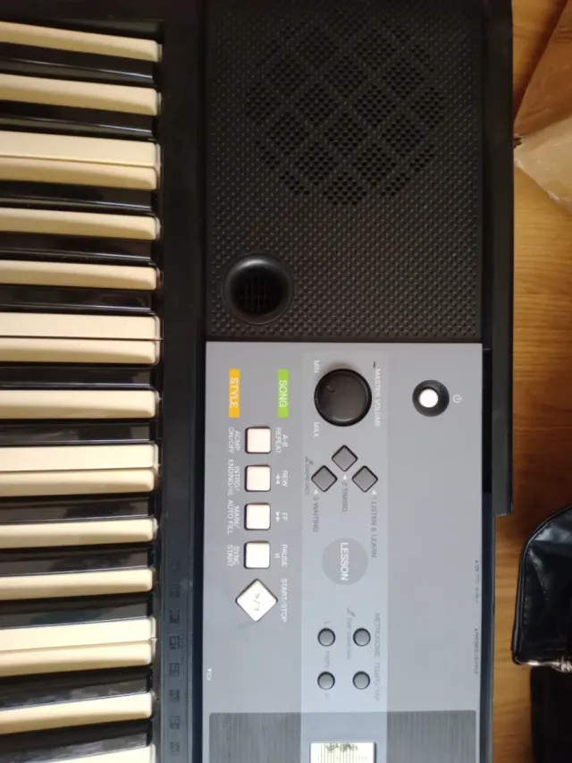 Teclado Yamaha PSR E233