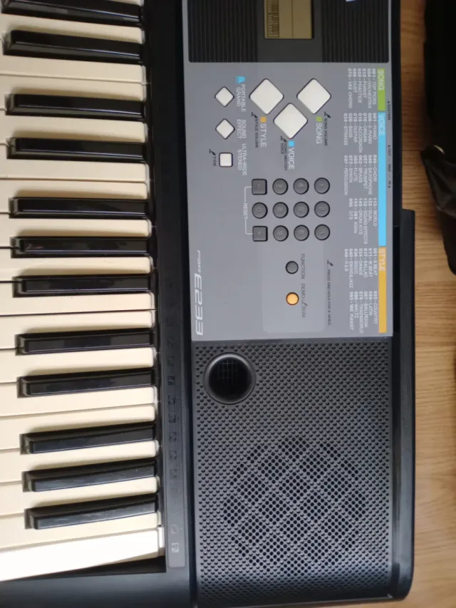 Teclado Yamaha PSR E233