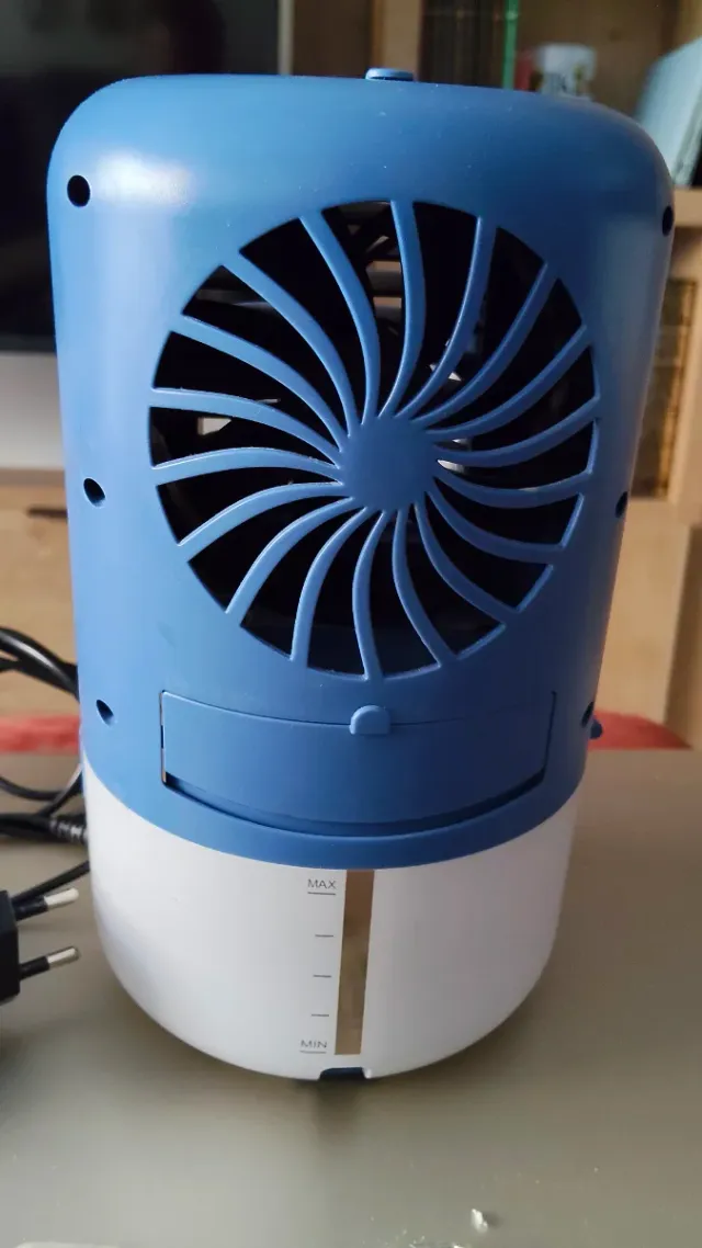 Ventilador Aire acondicionado de mesa azul y blanc