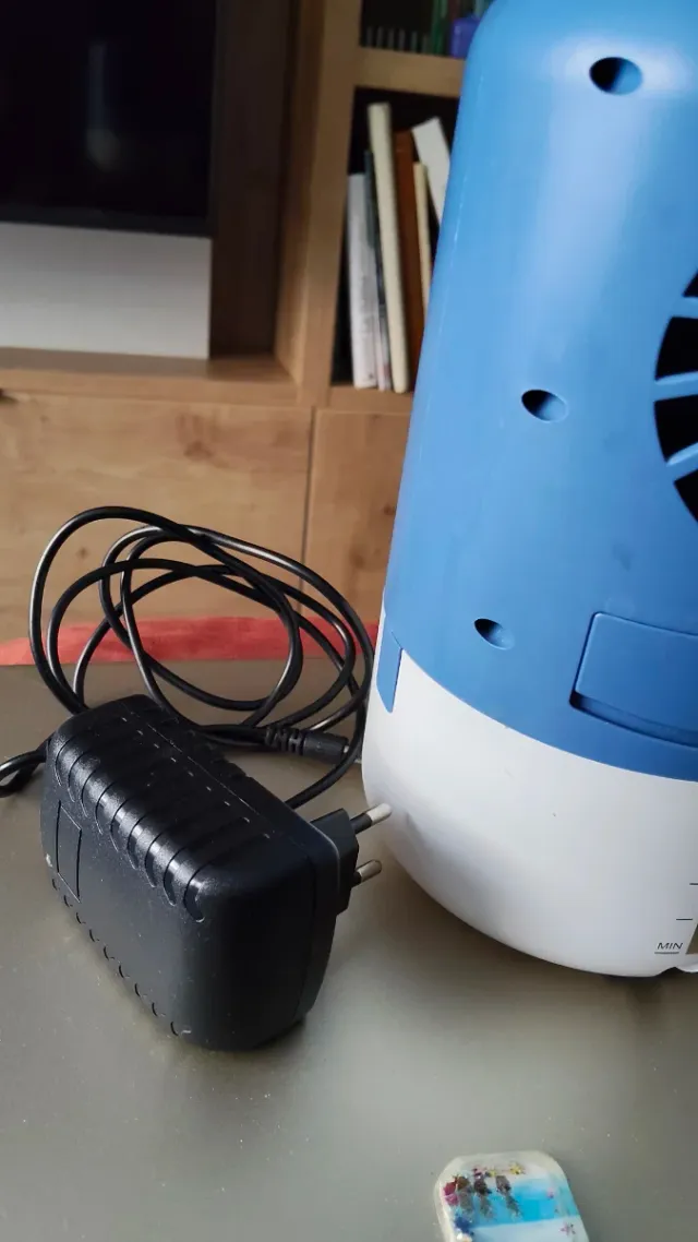 Ventilador Aire acondicionado de mesa azul y blanc