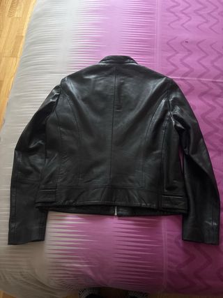 Cazadora de cuero negra