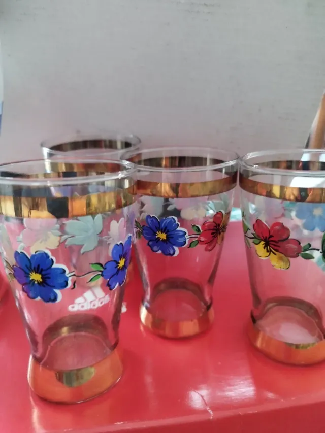 Caraffa e bicchieri decorati floreali