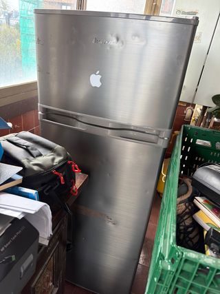Nevera Benavente con logo Apple