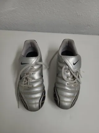 Botas de fútbol Nike plateadas