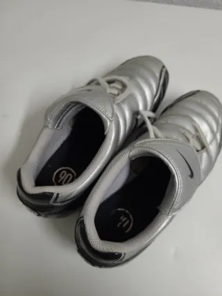 Botas de fútbol Nike plateadas
