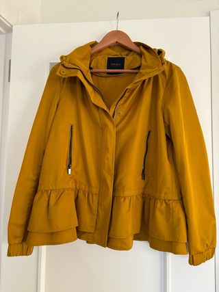 Chaqueta Zara ocre con volante