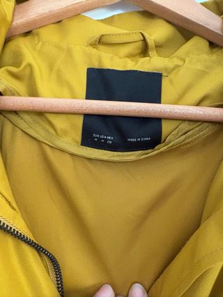 Chaqueta Zara ocre con volante