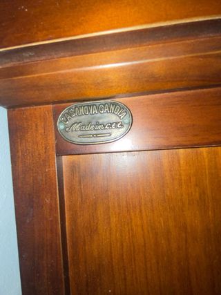 Aparador y vitrina madera y mimbre