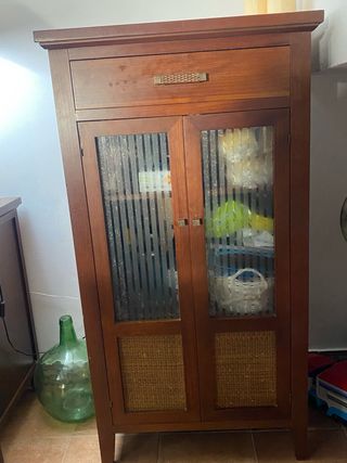 Aparador y vitrina madera y mimbre