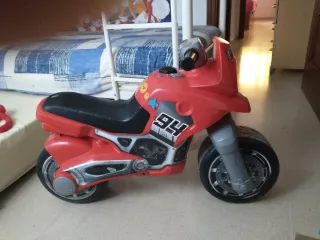 Moto de juguete para niños de seis años aprox
