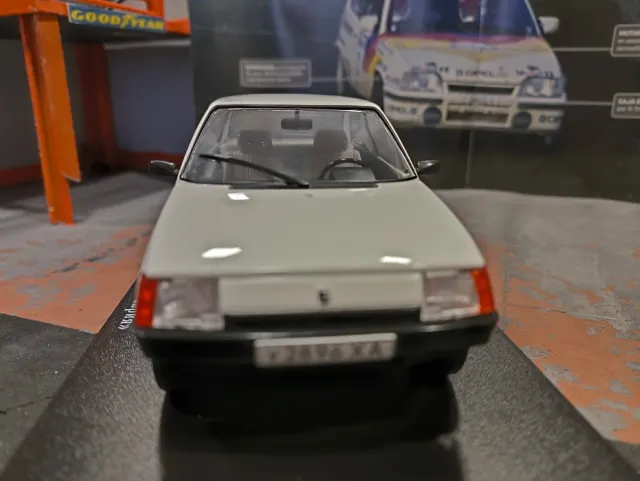 ZAZ-1102 Tavria Modelo de Carro Branco