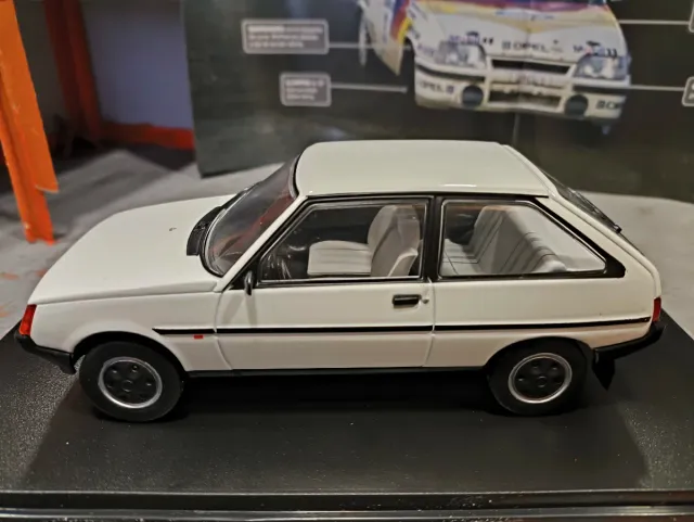 ZAZ-1102 Tavria Modelo de Carro Branco