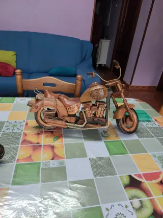 2 Motos de Madera Tallada