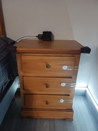 Mesitas de noche y aparador de madera natural.