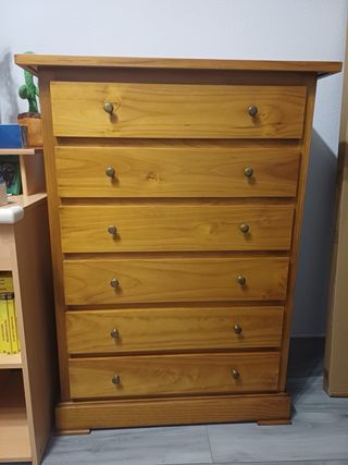 Mesitas de noche y aparador de madera natural.